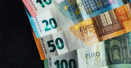 Political instability in France weakens the euro